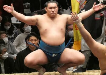 Мэргэжлийн сүмогийн 74 дэх аварга Хоошёорюү С.Бямбасүрэн качигоши хийжээ