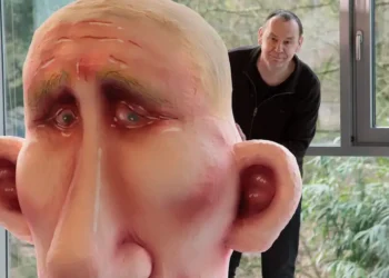 Москва: Путины баримлуудтай нь холбоотойгоор Германы уран барималч Жак Тиллиг шүүж байна