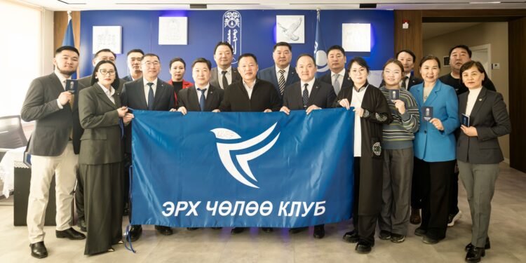 АН: О.Цогтгэрэл “Эрх чөлөөний клуб”-ын гишүүдэд “Ардчиллын гэрэгэ” гардуулав