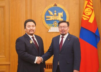 Ерөнхий сайд нэрэмжит шагналаа Ардын жүжигчин Э.Амартүвшинд гардууллаа