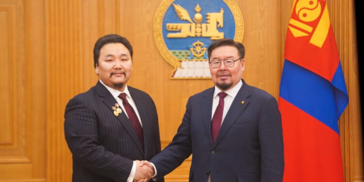 Ерөнхий сайд нэрэмжит шагналаа Ардын жүжигчин Э.Амартүвшинд гардууллаа