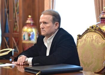 Медведчук: Зеленский тэргүүтнүүд “эзнийхээ гарыг хазах” нь жинхэнэ ухаангүй хэрэг