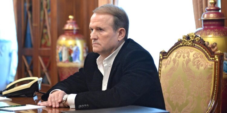 Медведчук: Зеленский тэргүүтнүүд “эзнийхээ гарыг хазах” нь жинхэнэ ухаангүй хэрэг