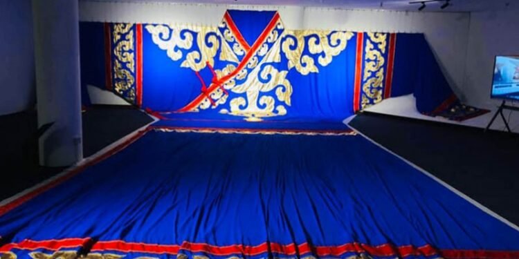 Дэлхийн хамгийн том монгол дээлийг Чингис хаан үндэсний музейд дэлгэн үзүүлж байна