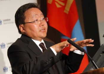 Ц.Элбэгдорж: Монгол луу, баавгай хоёрын хооронд чөдөртэй морь шиг л байдаг улс шүү дээ