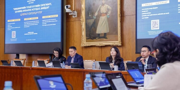 ХЭЛЭЛЦҮҮЛЭГ: Бизнес эрхлэхэд иргэдээс шаарддаг 1000 гаруй баримт бичиг хүнд суртал үүсгэж байна