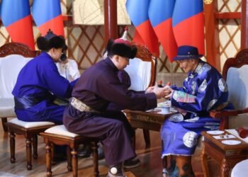 Ерөнхийлөгч, УИХ-ын дарга, Ерөнхий сайд нар азай буурлуудын амар мэндийг айлтган золгов