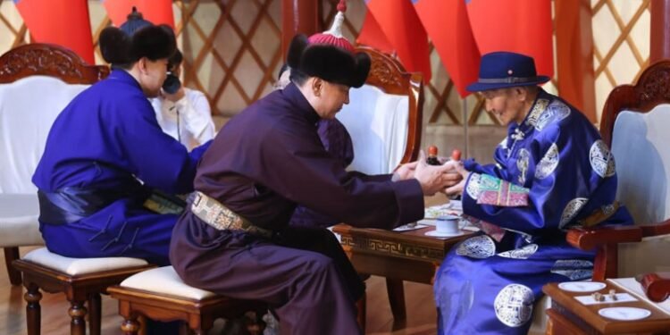 Ерөнхийлөгч, УИХ-ын дарга, Ерөнхий сайд нар азай буурлуудын амар мэндийг айлтган золгов