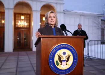 Хиллари: Эпштейнтэй хэзээ ч уулзаж, харилцаж байгаагүй