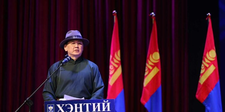 Ерөнхийлөгч У.Хүрэлсүх Хэнтий аймагт ажиллан, төрийн дээд цол, одон медаль гардуулав