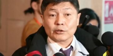 Х.Нямбаатар: Хуцаж байгаа нохой болгон руу чулуу шидээд явах зав надад алга