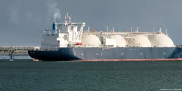 Оросын хий тээвэрлэгч хөлөг Газар дундын тэнгист шатаж байна