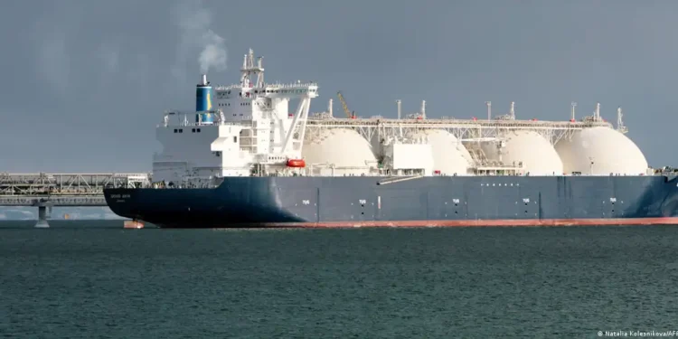 Оросын хий тээвэрлэгч хөлөг Газар дундын тэнгист шатаж байна