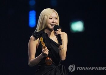 BLACKPINK: Rosé BRIT Awards-аас шагнал хүртсэн анхны K-pop уран бүтээлч болов