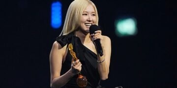 BLACKPINK: Rosé BRIT Awards-аас шагнал хүртсэн анхны K-pop уран бүтээлч болов